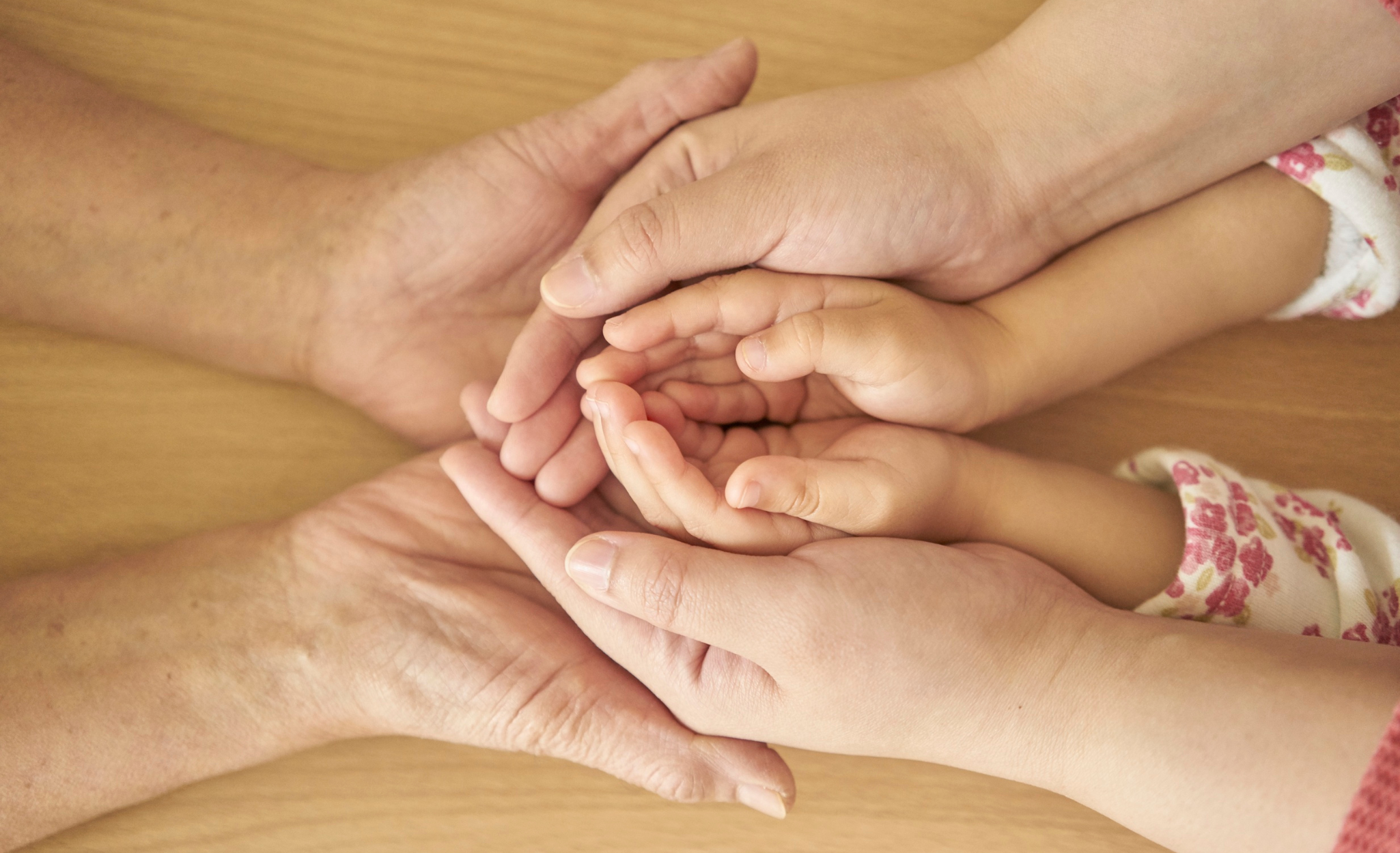 Doula Julie Mains d'une famille unis - Julie Vieillard doula à Narbonne