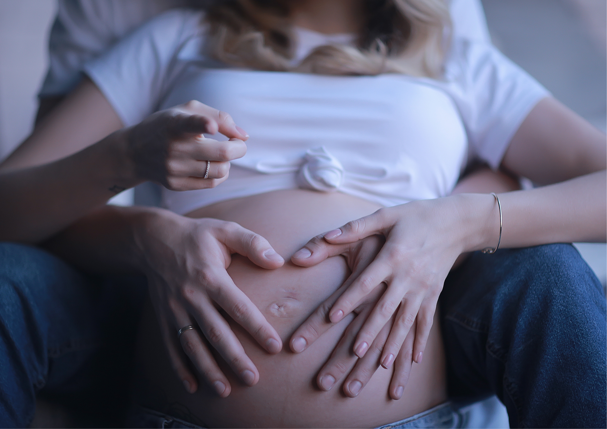Future parent touchant le ventre de la maman - Julie Vieillard doula à Narbonne Future parent touchant le ventre de la future maman - Julie Vieillard doula à Narbonne